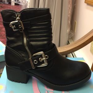 Brand new with box!!! Soda Black booties size 6